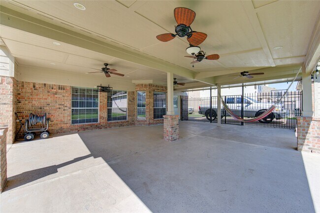 Building Photo - 7323 Sunset Bend Ln