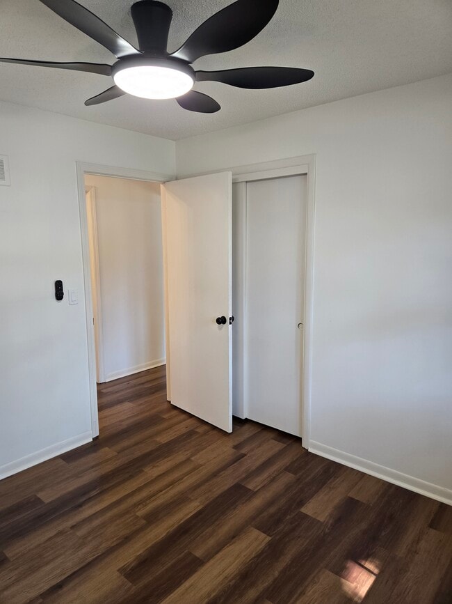 Building Photo - 7922 W 92nd St