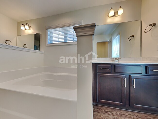 Building Photo - 532 Lateleaf Dr