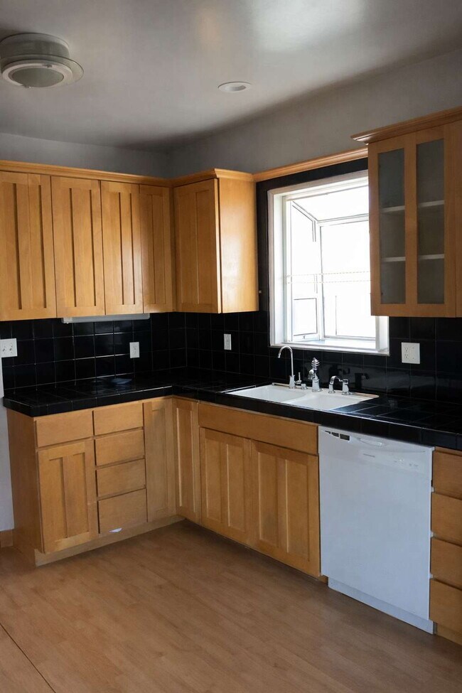 Building Photo - "Charming 3-Bedroom Oasis on Sunset Avenue – 1892 Sq. Ft. of Comfort and Style in Pasadena!"