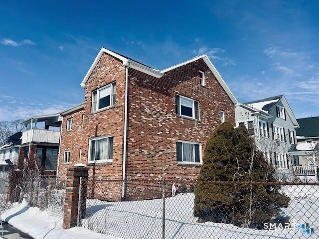 Building Photo - 1567 Main St