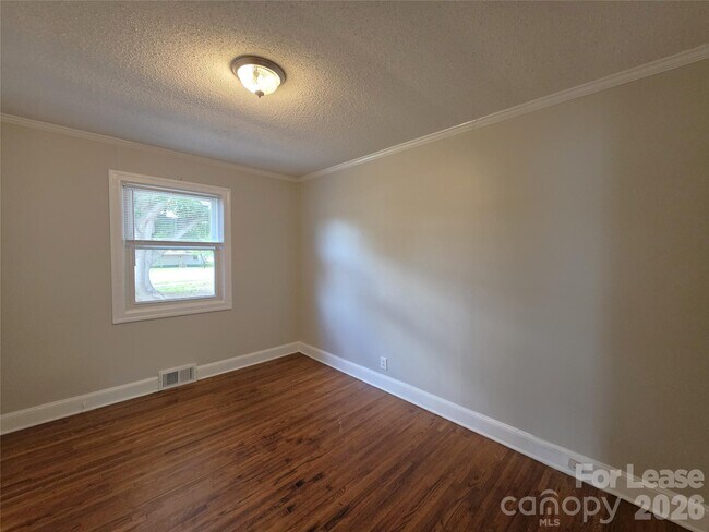 Building Photo - 1310 Oakwood Ave