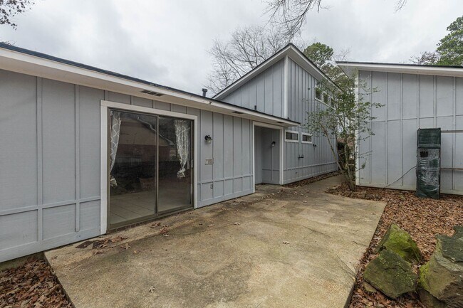 Building Photo - 575 Bradford Dr