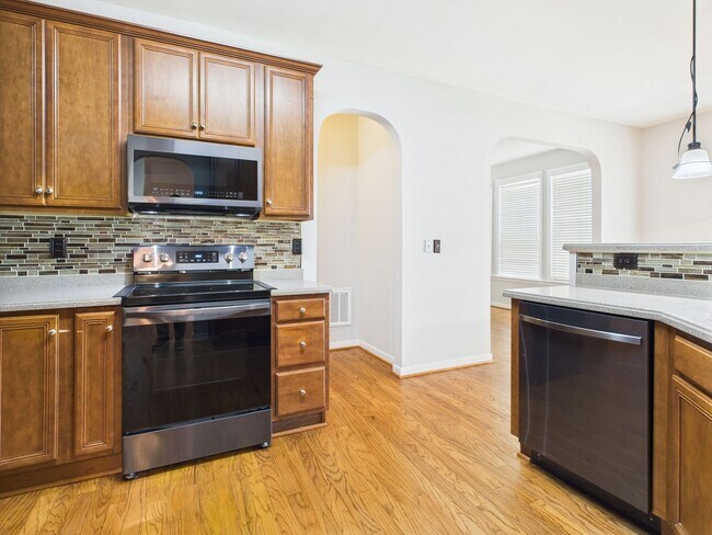 Building Photo - Charming 5-Bedroom 2.5 Bathroom Home locat...