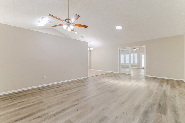 Building Photo - 646 E Gila Ln