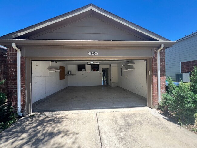 Building Photo - 1004 Wintercreek Dr