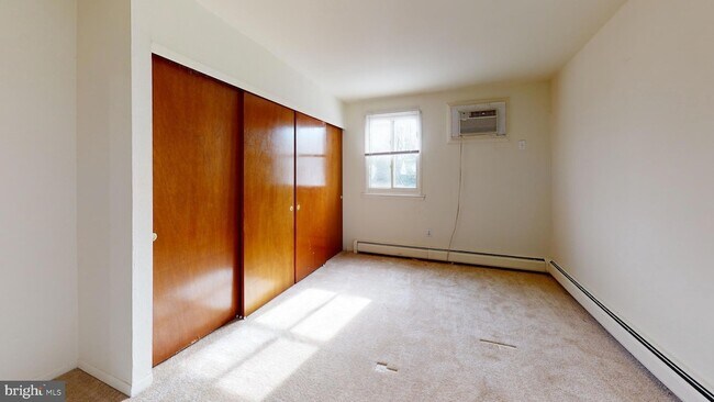 Building Photo - 910 Fox Chase Rd