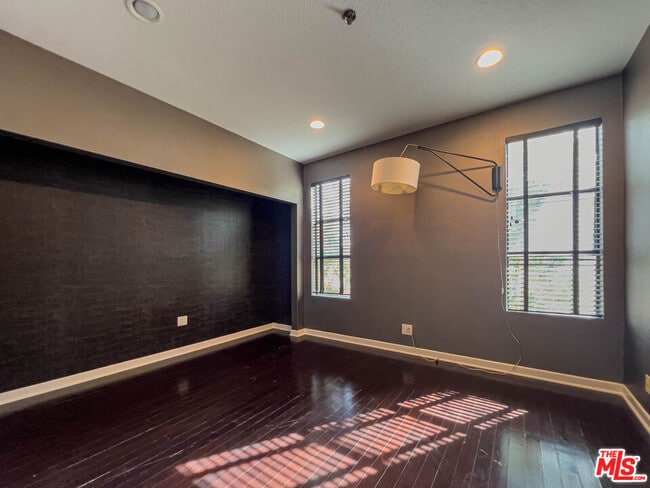 Building Photo - 935 Westbourne Dr