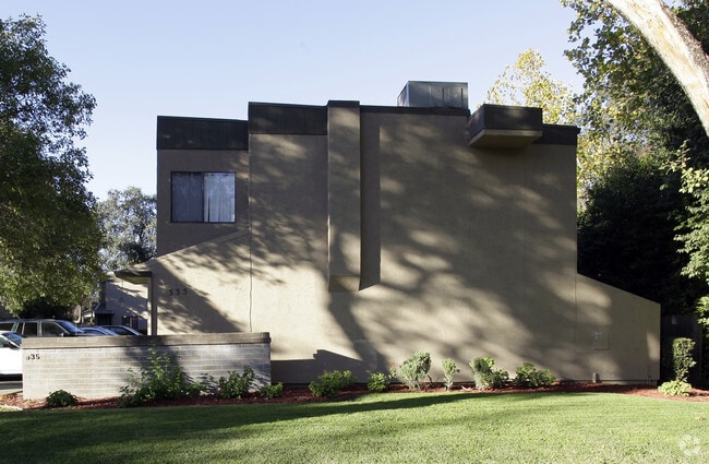 Building Photo - 335 7th St