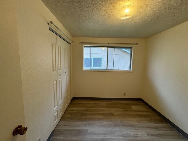 Building Photo - 3 Bedroom, 2 Bath Single Family Home in Cal Young/Gilham Neighborhood