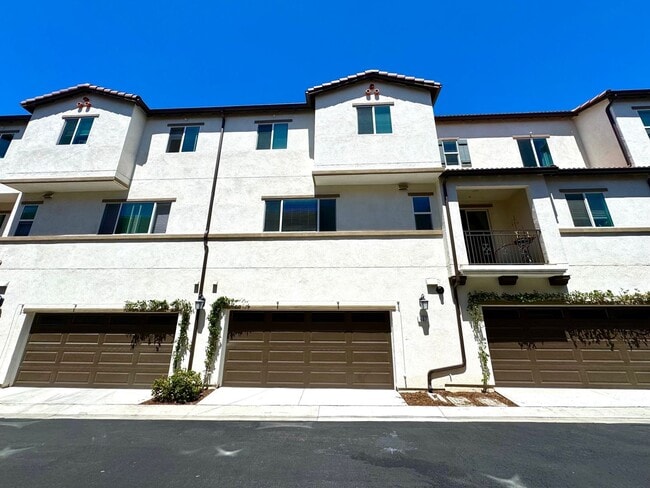 Building Photo - Spacious 4Bd/3.5Ba Home in Gated Lake Fore...