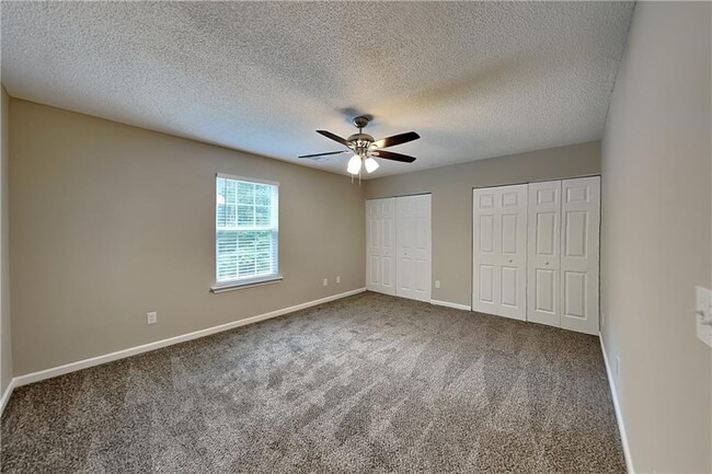 Building Photo - 1128 Grandview Cir
