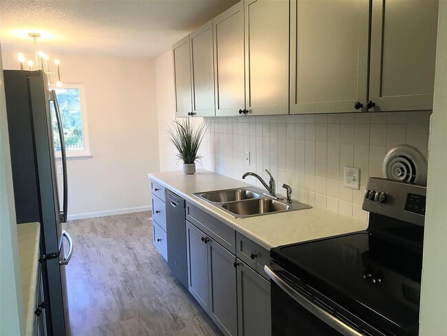 Building Photo - Beautifully Renovated - 3 Bedroom Home