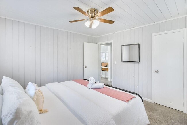 Building Photo - 250 Lake Dr