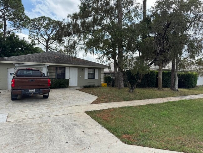 Building Photo - 1015 Staghorn St