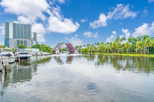 Building Photo - 1740 NW N River Dr