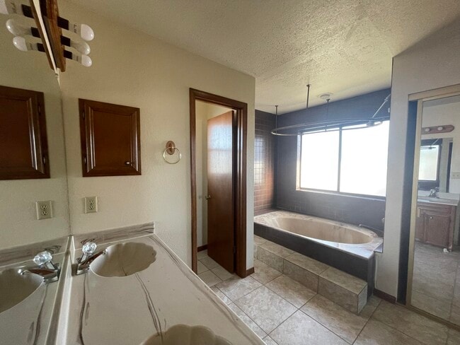 Building Photo - 6511 Amposta Dr