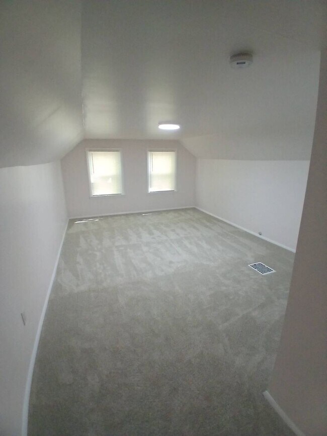 Building Photo - 6015 Hosmer Ave
