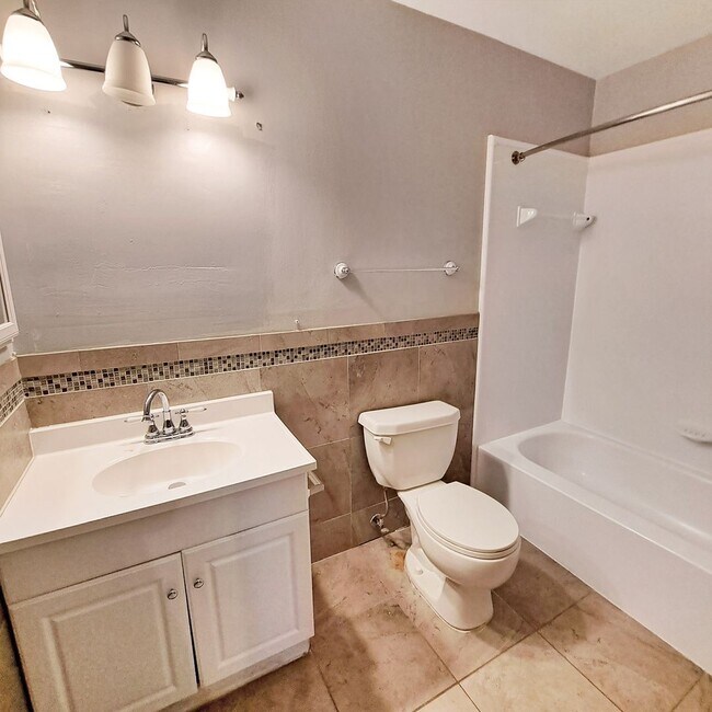 Building Photo - 10244 Prince Pl