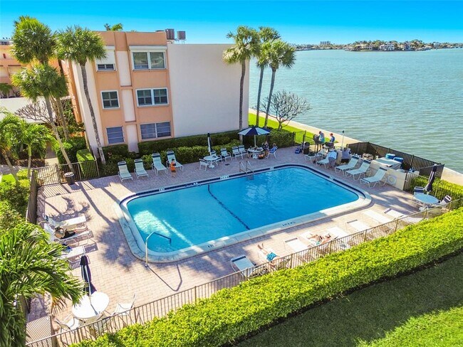 Building Photo - 7400 Sun Island Dr S