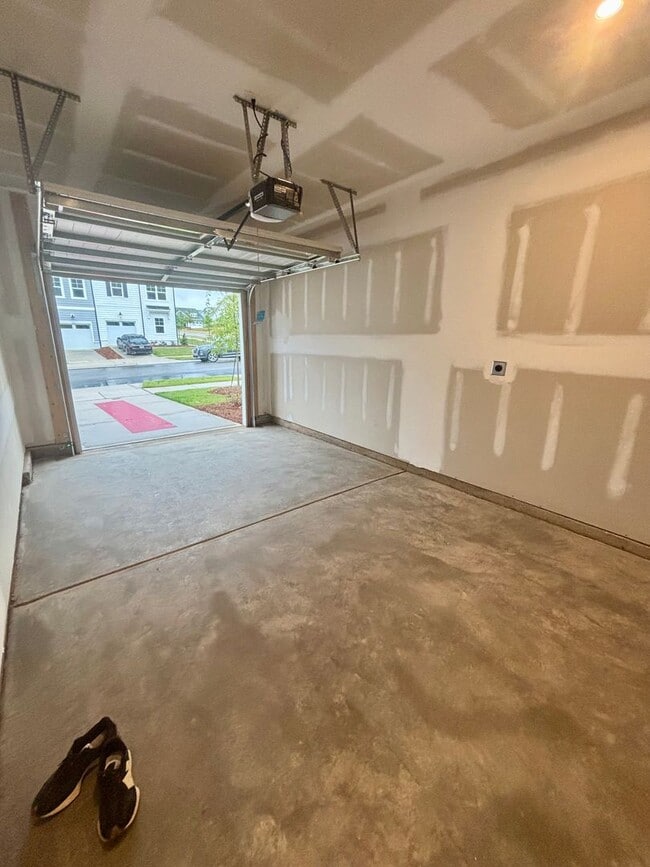 Building Photo - Beautiful, New Construction Townhouse in Griffith Lakes