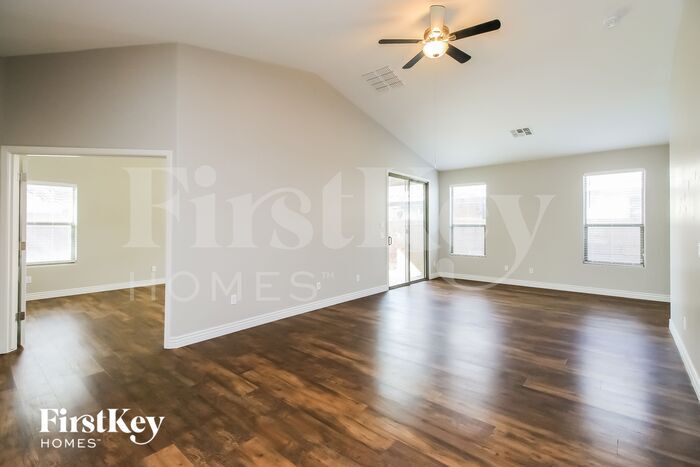 Building Photo - 691 E Daniella Dr