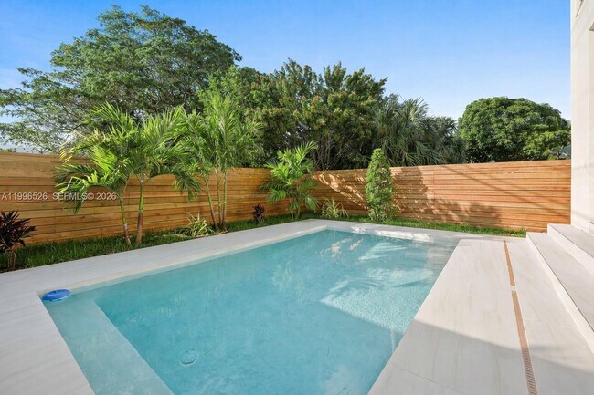 Building Photo - 1337 NE 13th Ave