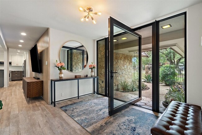 Building Photo - 113 Comet