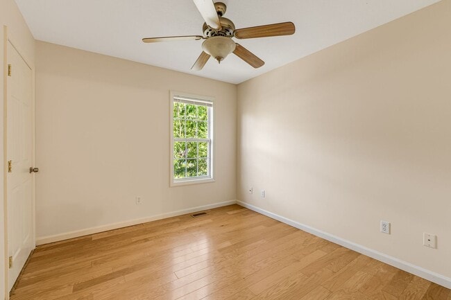 Building Photo - 3-Bedroom Home in West Asheville with Fenc...