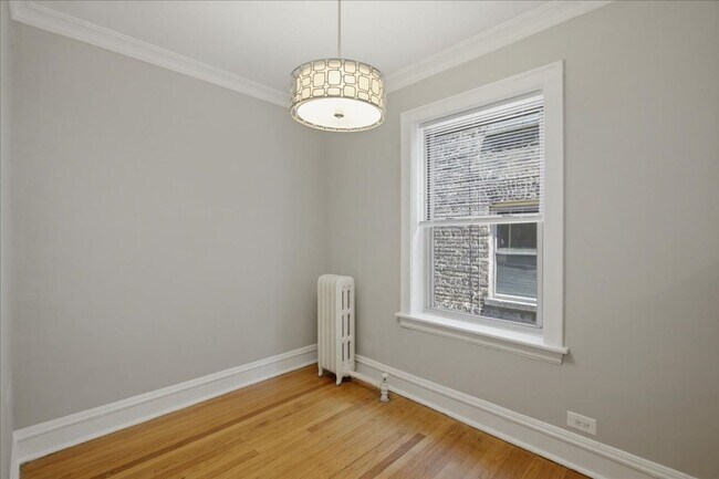 Building Photo - 1725 W Thorndale Ave