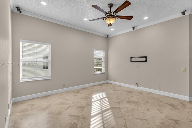 Building Photo - 949 Tanglewood Cir