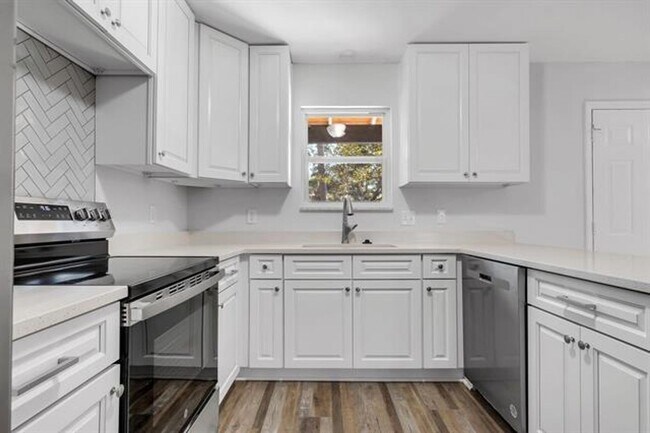 Building Photo - Chaires  Country living Home
