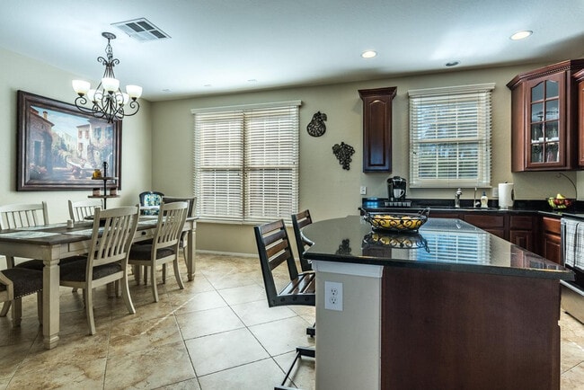 Building Photo - 1628 E Canyon Creek Dr