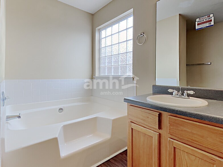 Building Photo - 211 Mystic Holw