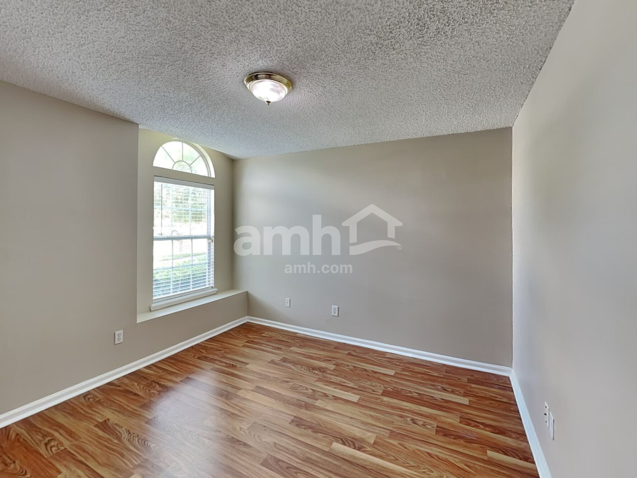 Building Photo - 220 Southlake Dr
