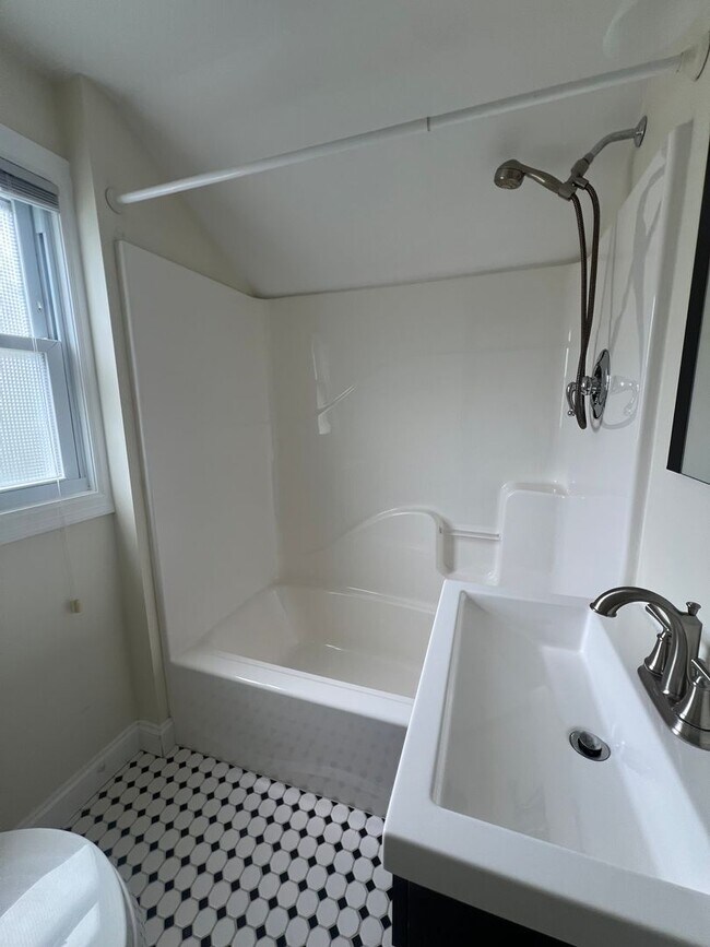 Building Photo - 3 Bed, 1.5 Bath Near U of R, Strong & Coll...