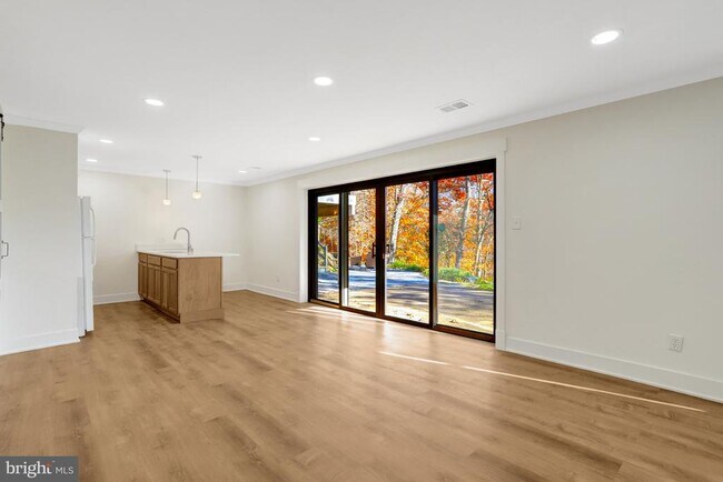 Building Photo - 6120 Beachway Dr