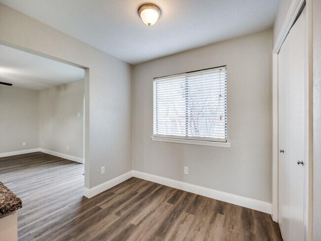 Building Photo - 2623 Summertree Dr