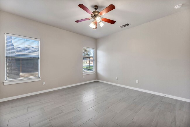 Building Photo - Gorgeous 3 bed 2 Bath detached condo in tr...