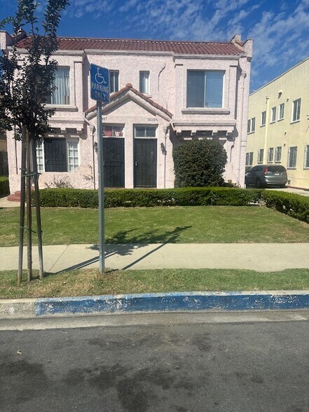 4 units -downstairs - 1937 1/2 S Harcourt Ave