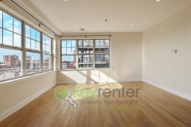 Building Photo - Top-Floor 2BR/2BA Condo with NYC Views + P...
