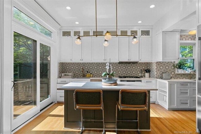 Building Photo - 20 Academy St