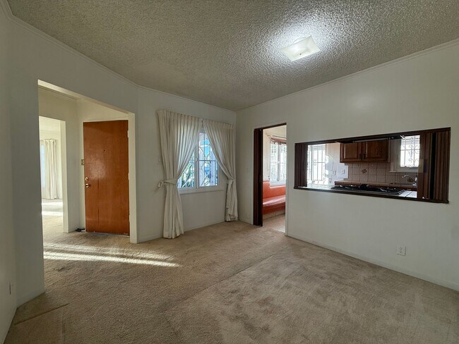 Building Photo - Charming 3BR/1.5BA Home with Cozy Fireplace