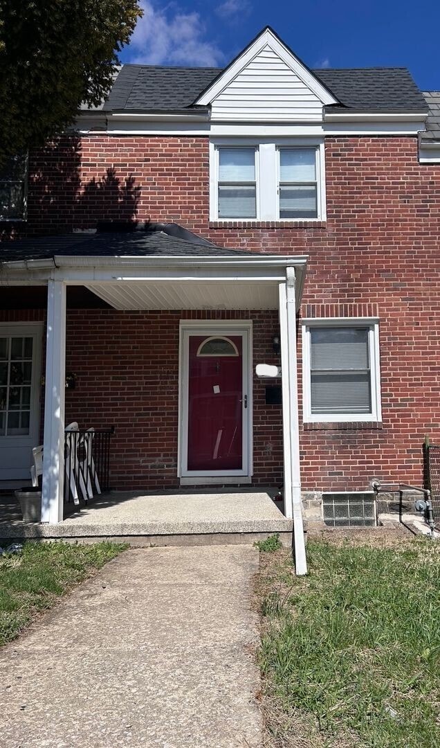 Building Photo - 3 Bedroom with Fenced in Rear Yard