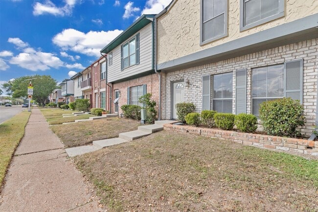 Building Photo - 7700 Creekbend Dr