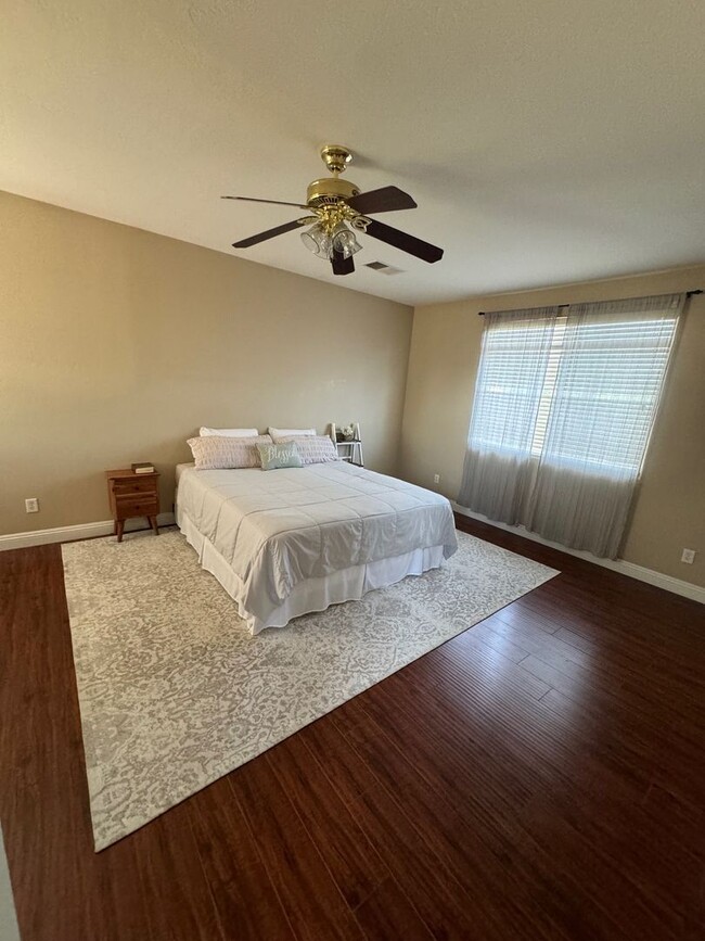 Building Photo - Beautiful single-family home with 6 Bedroo...