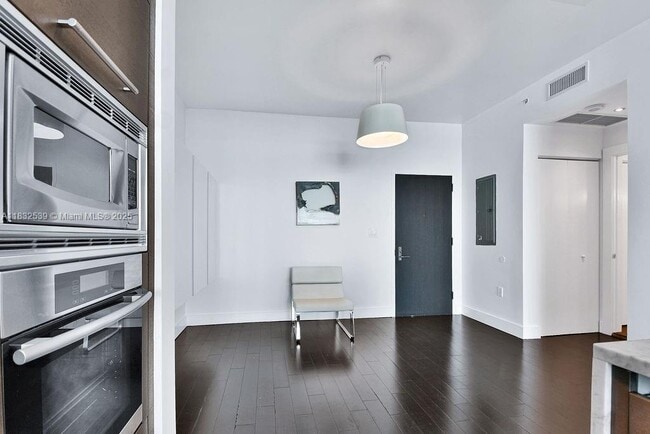 Building Photo - 900 Biscayne Blvd
