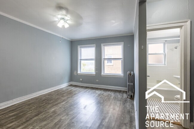 Building Photo - 6930 N Greenview Ave
