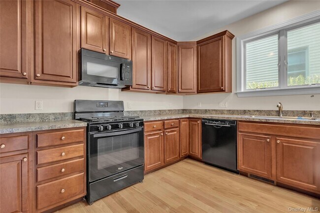 Building Photo - 31 Maple St