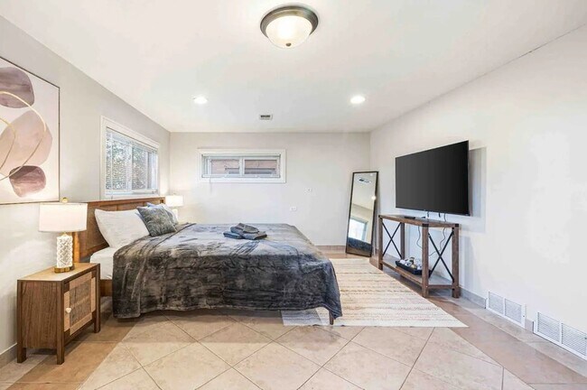 Building Photo - 408 N Windsor Dr